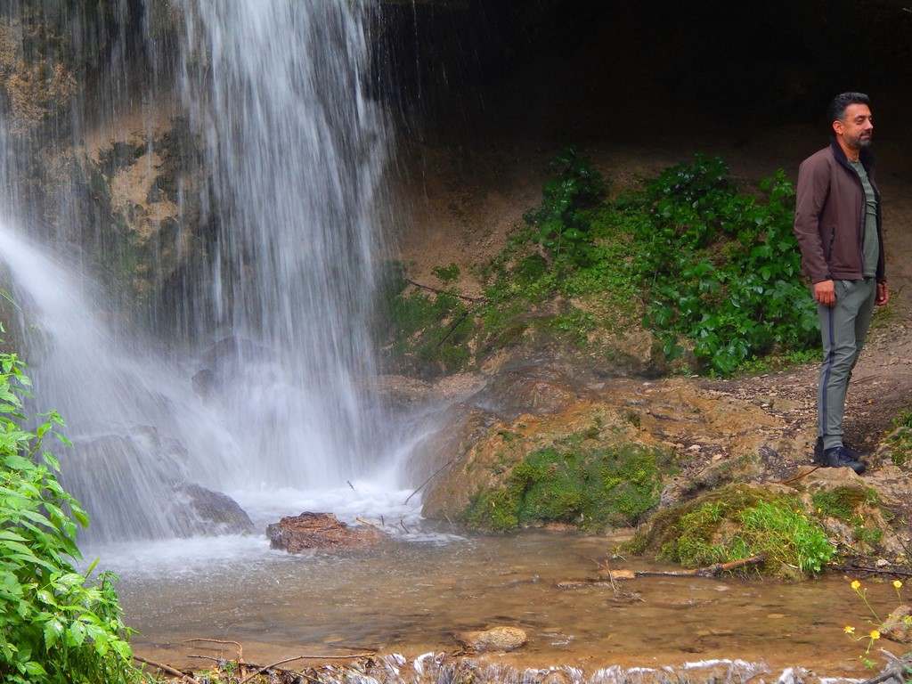 Vodopad Bigar, Stara Planina, muškarac stoji kraj vodopada i fotografiše se