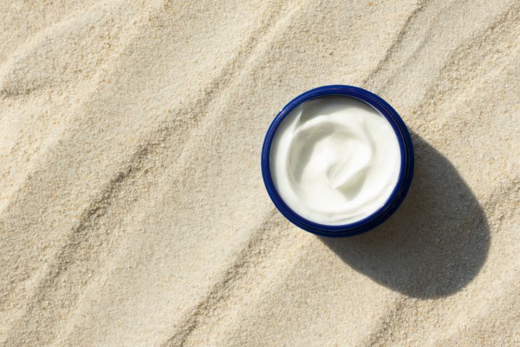 bočica-sa-spf-kremom-na-pesku