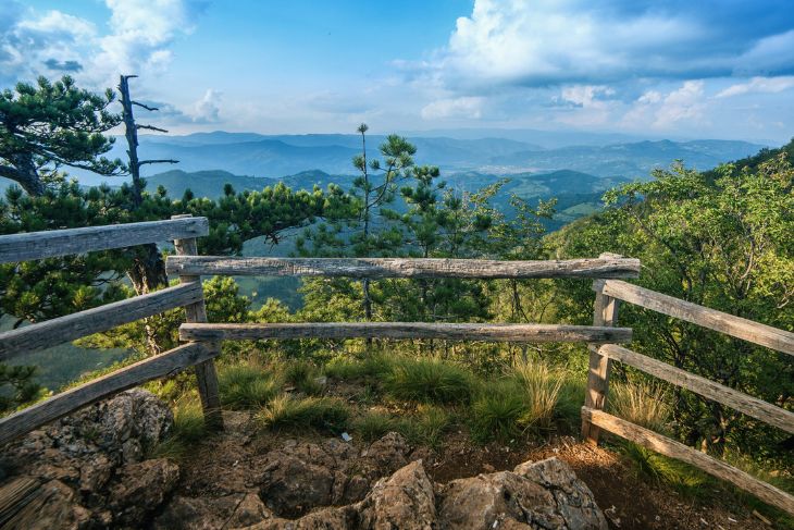 Pogled sa vidikovca na planinski pejzaž.