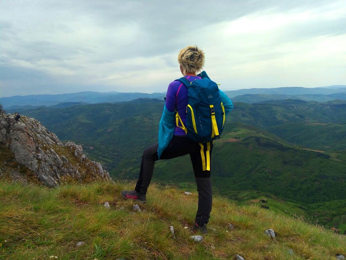 Mučanj, devojka okrenuta ledjima posmatra vidik, panorama, planine u obzorju