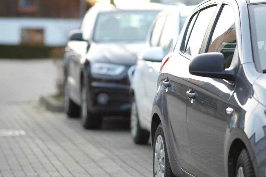 tri automobila u koloni sa fokusom na prvi