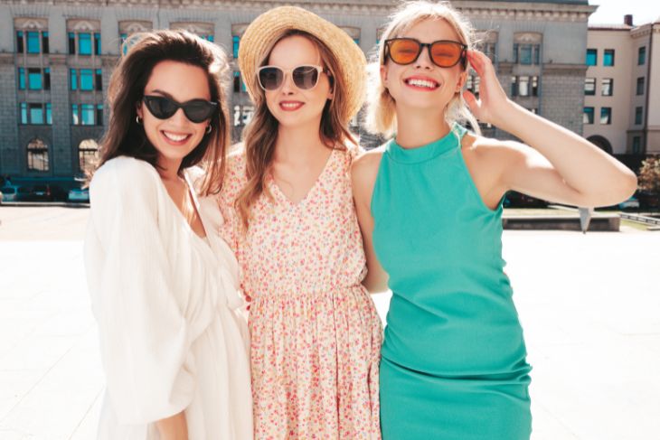 Tri nasmejane devojke obučene u letnju garderobu.