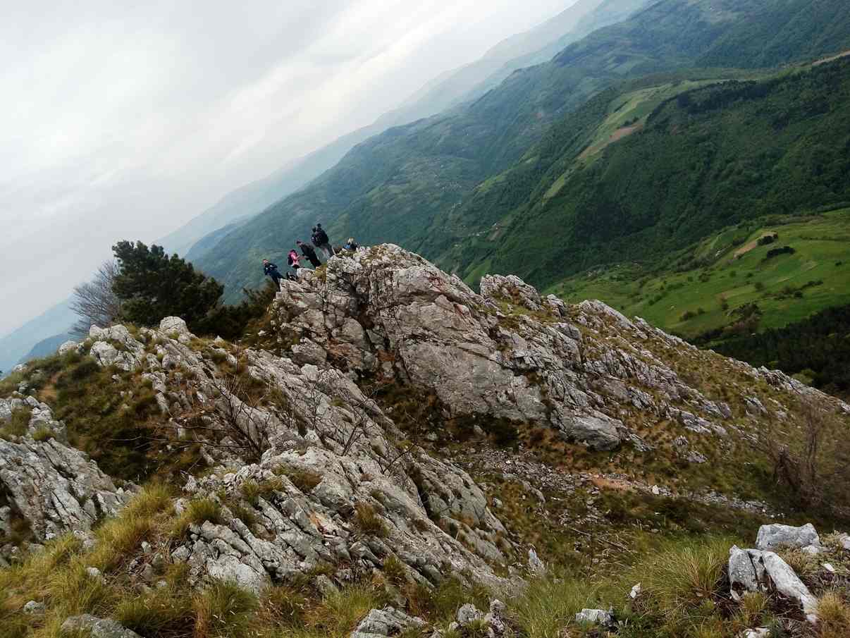 Mučanj, grupa planinara stoji na vrhu stene