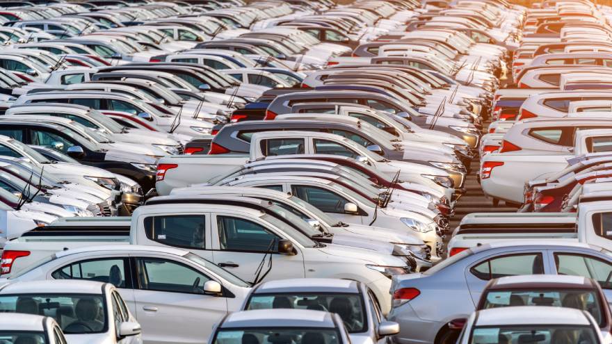 mnogo parkiranih polovnih automobila